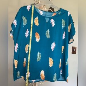 2X blue feathered casual design top with a opening above the chest